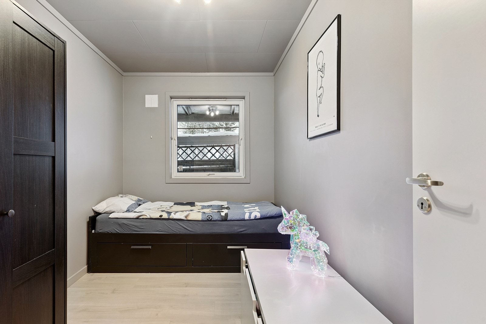 Alle soverommene har malte plater på veggene og laminat på gulvet. Galleribilde