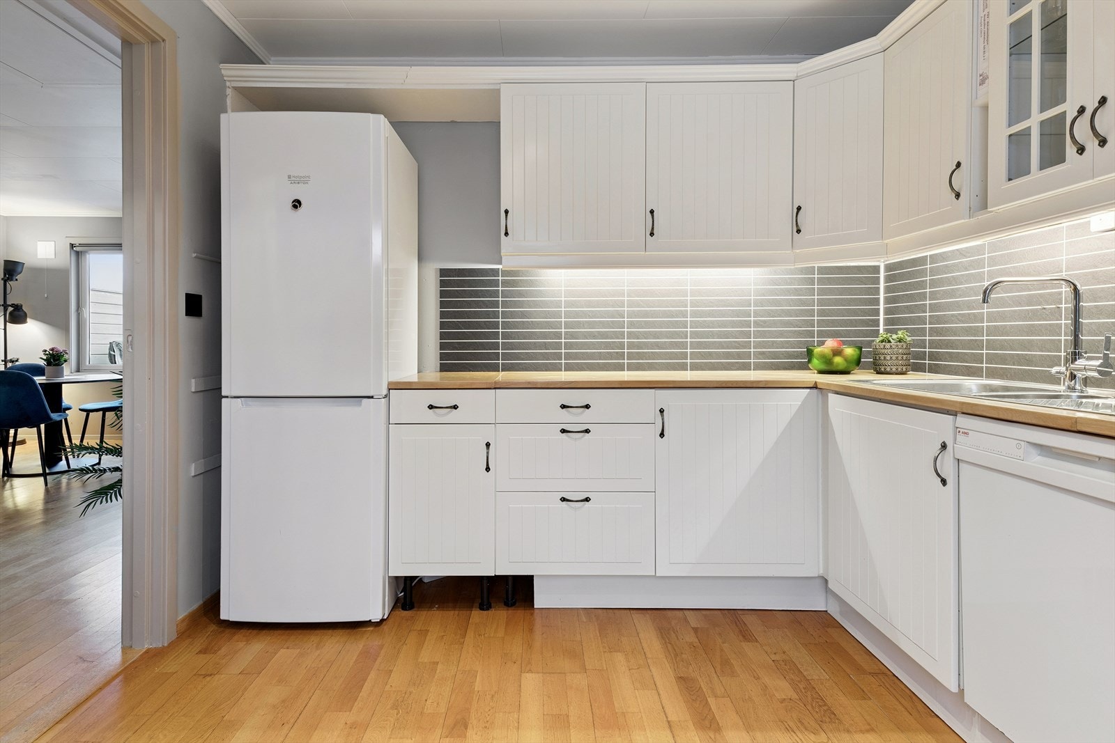 Kjøkkenet er utstyrt med integrert stekeovn, platetopp, oppvaskmaskin og kjøleskap med fryserdel som alle medfølger i handelen. Galleribilde