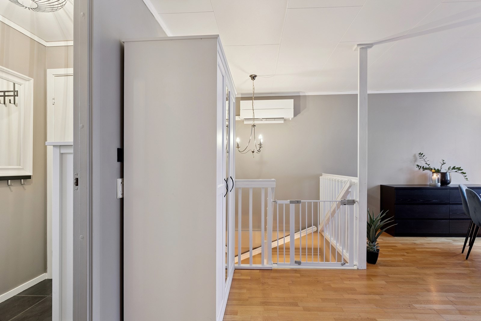 Lys og innbydende entré i hovedetasjen med adkomst til toalettrom. Galleribilde