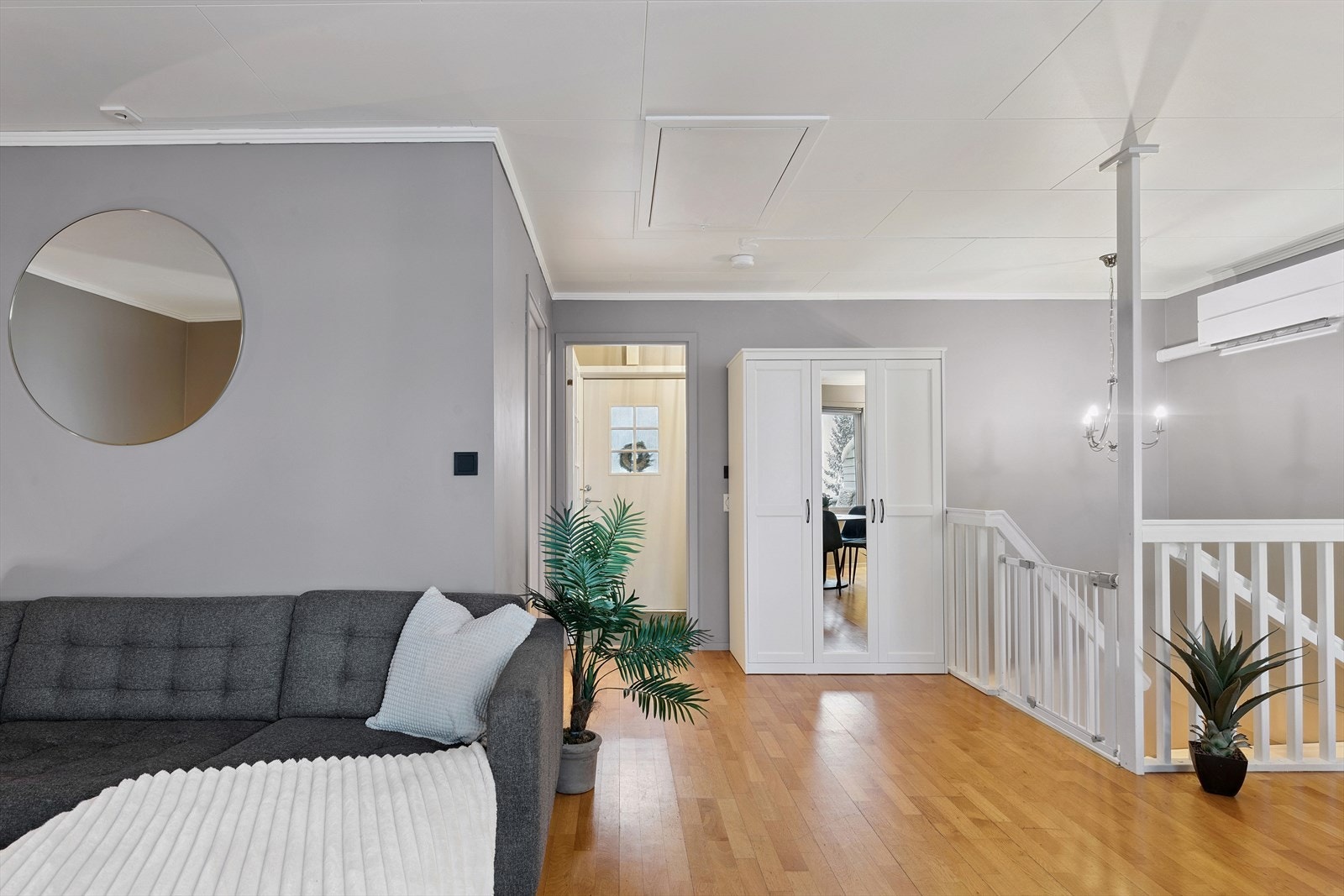 Fra stuen fører trappen ned til underetasjen. Til høyre er inngang til entré og toalettrom. Galleribilde