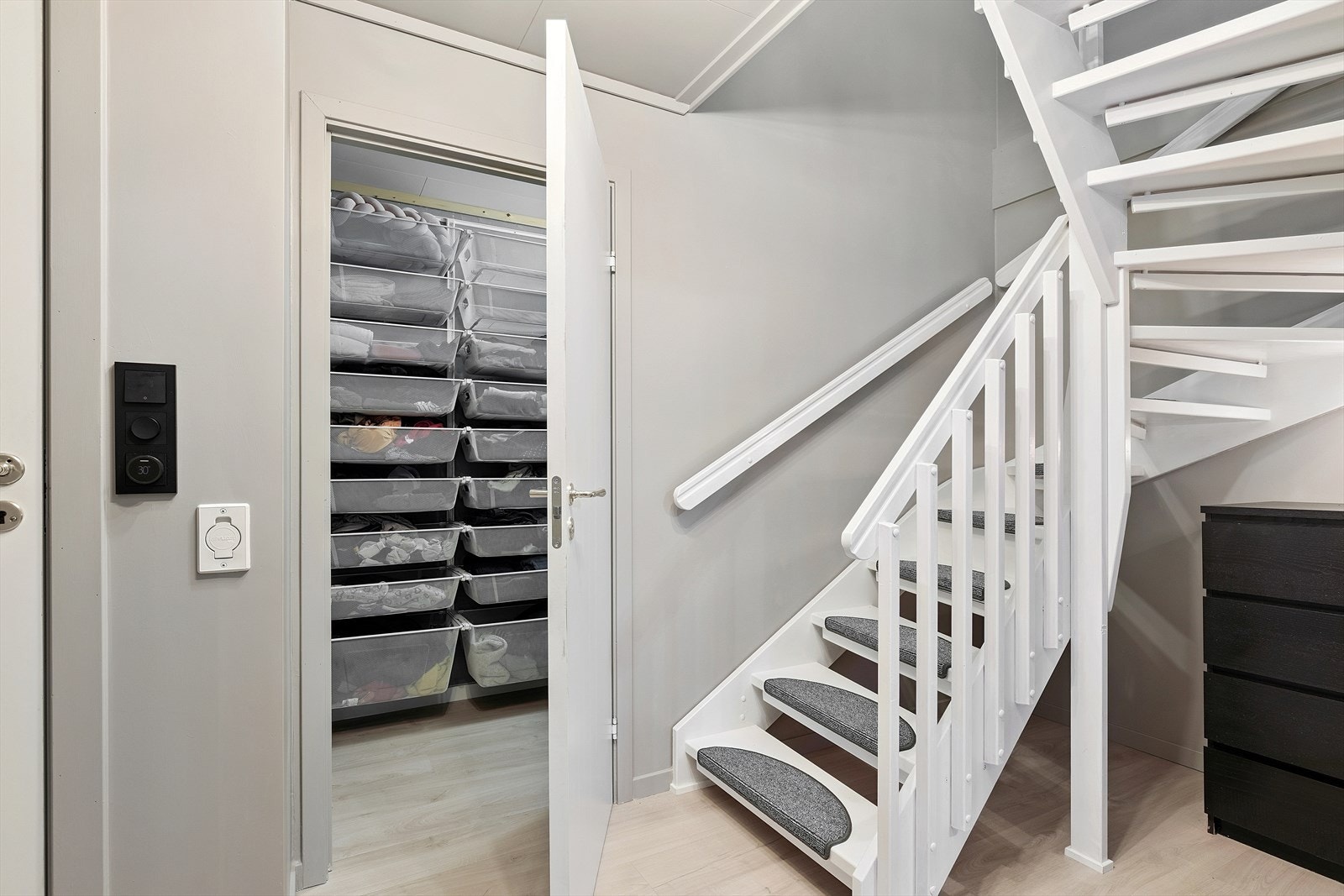 Underetasjen har en romslig innebod som i dag er innredet som garderobe. Galleribilde