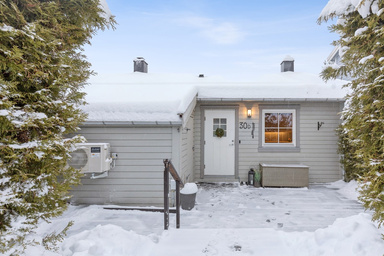 Rekkehus i et etablert og barnevennlig område. Boligen disponerer to biloppstillingsplasser, én med elbillader. Foto: Bjørn Sørheim v/Efkt Norge AS Galleribilde