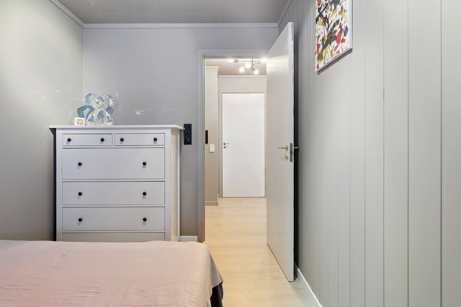 Store deler av underetasjen har nytt, skjult elektrisk anlegg og varmefolie i gulvet. Galleribilde