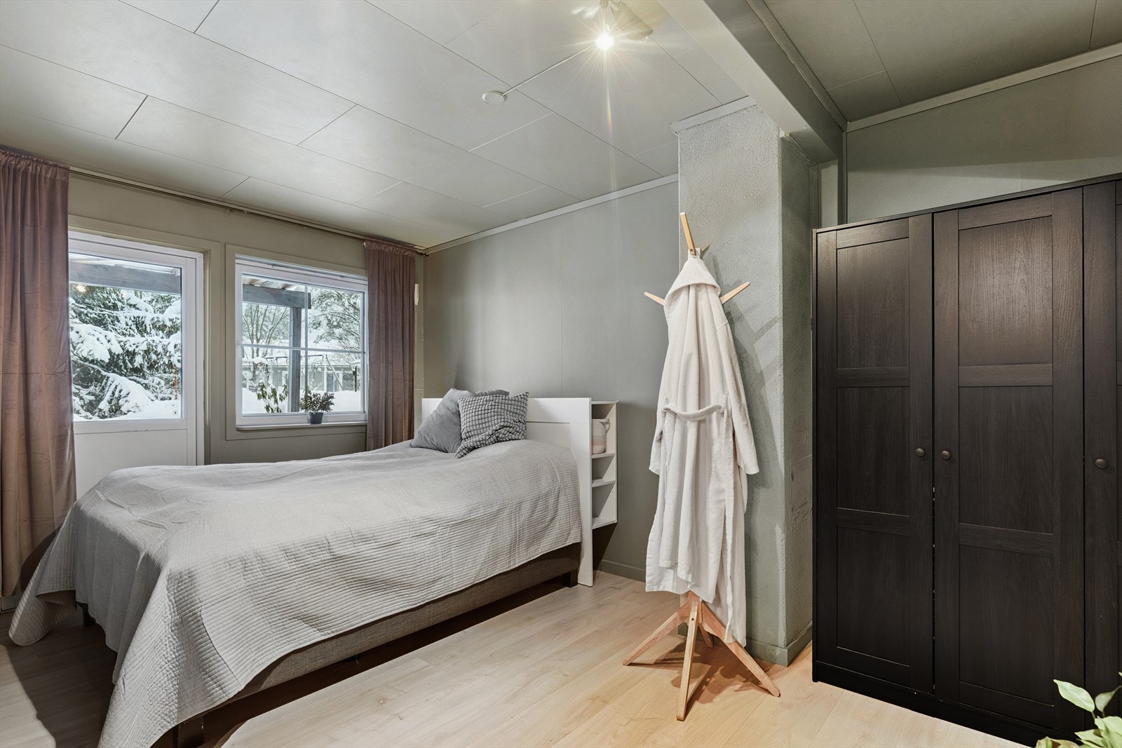 Hovedsoverommet har direkte utgang til den store, overbygde og sydvendte verandaen. Galleribilde