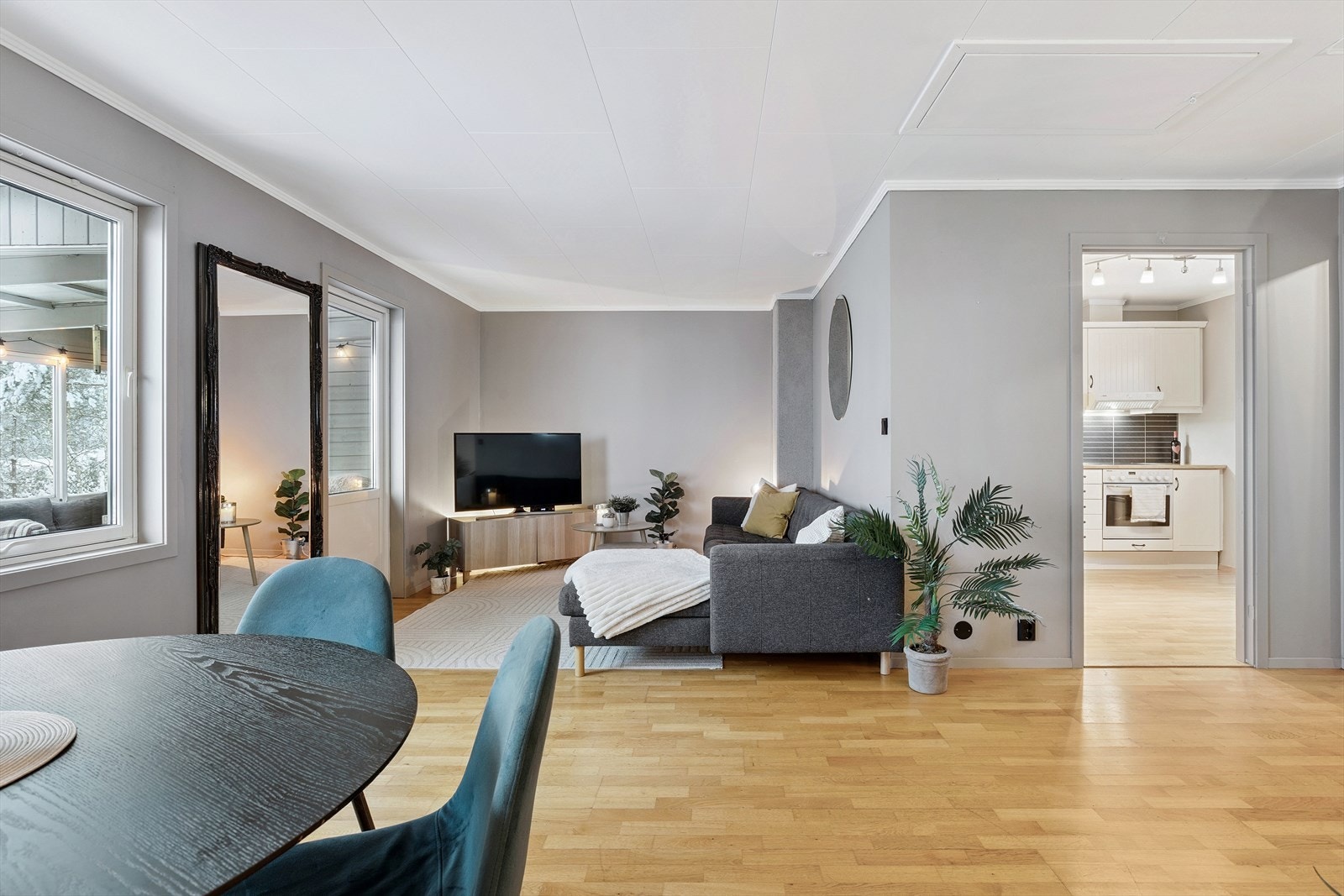 Stuen er et sentralt rom med åpen forbindelse mot spisedelen og separat adkomst til kjøkkenet. Galleribilde