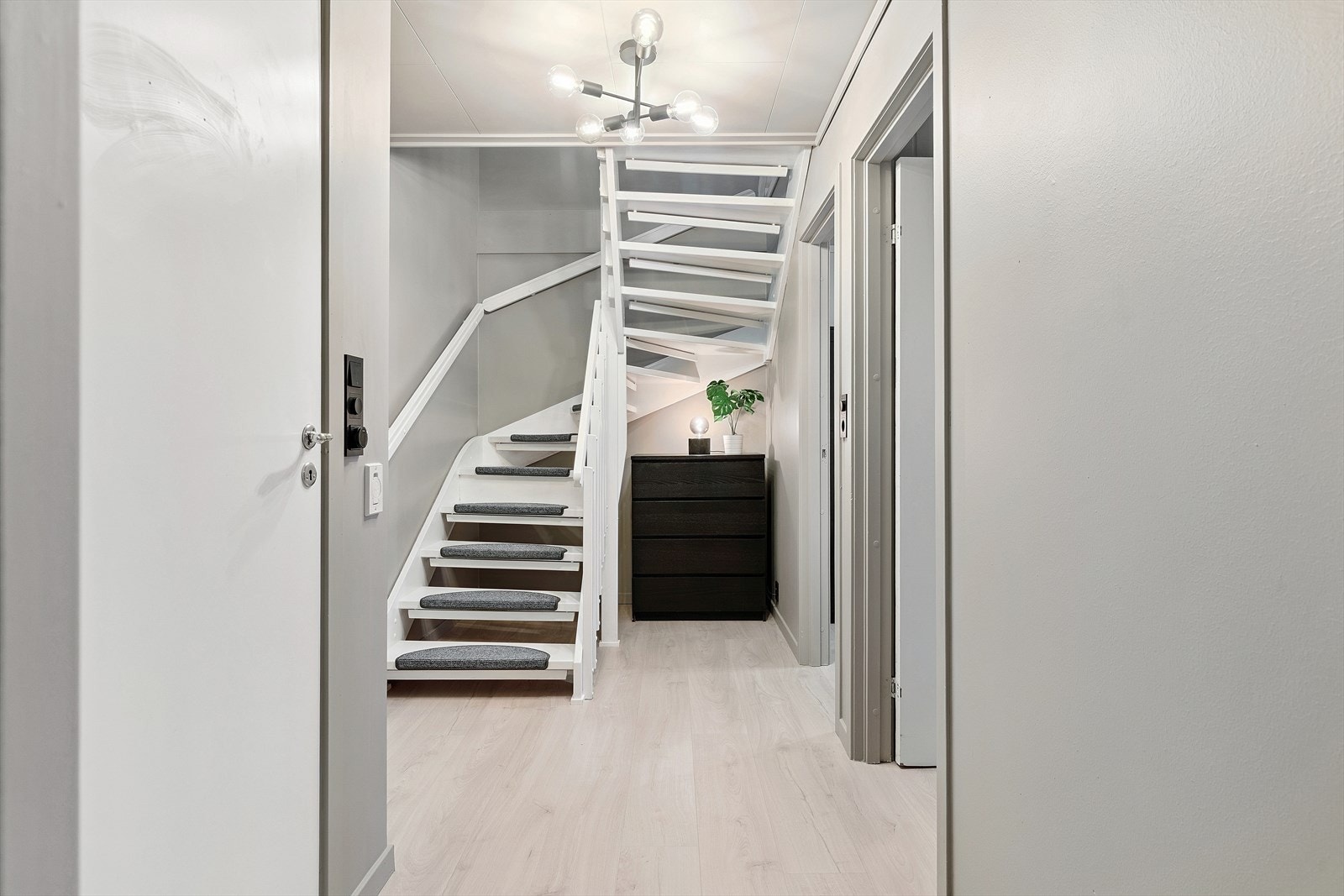 Gangen i underetasjen binder sammen soverommene, badet og en praktisk innebod. Galleribilde