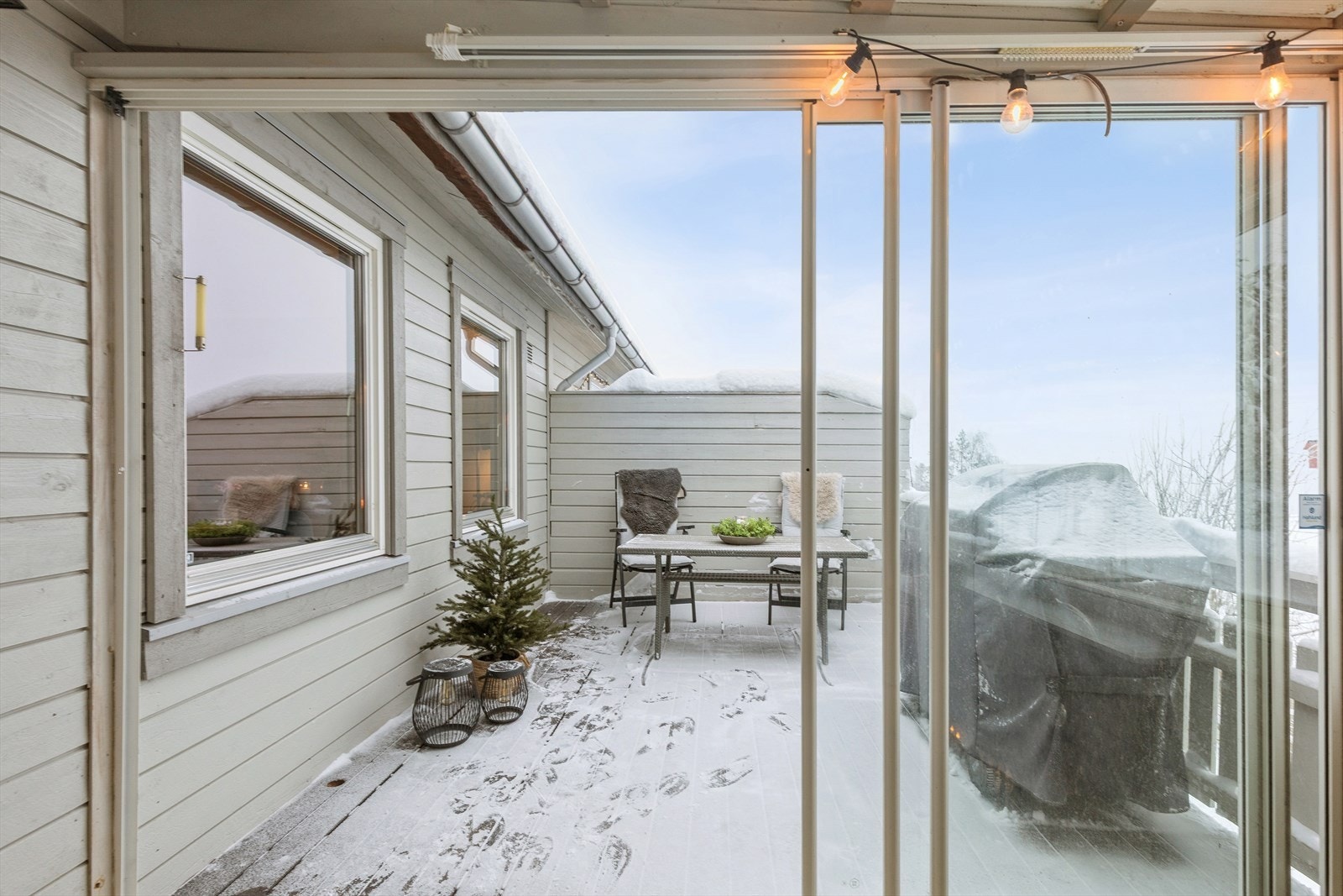 Uteplassen gir fleksible soner for møblering og opphold gjennom ulike sesonger. Galleribilde