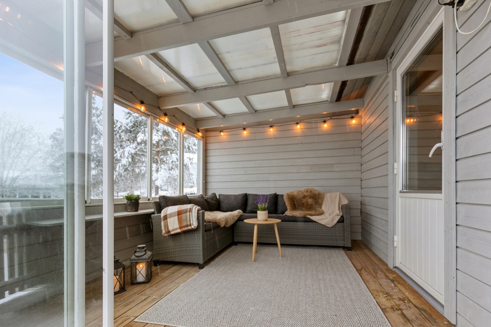 Den innglassede delen av balkongen på 10 m² utvider stuen og kan nytes store deler av året. Galleribilde