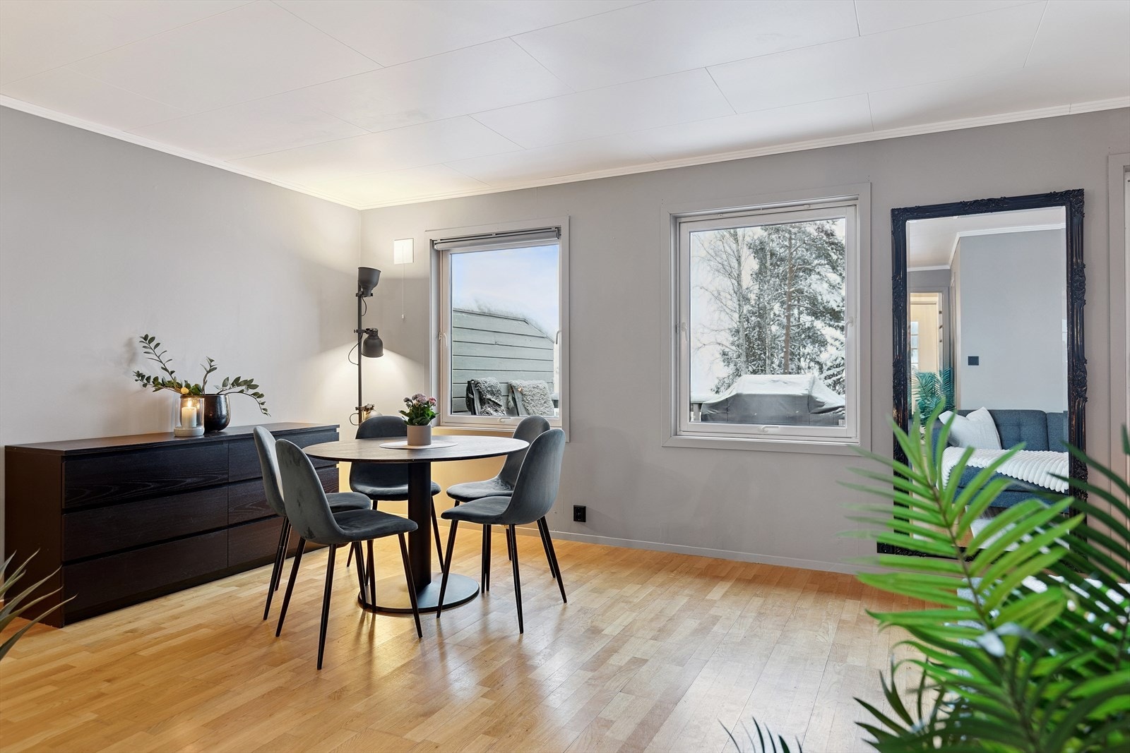 Spisestuen har plass til et større spisebord og er et naturlig samlingspunkt i etasjen. Galleribilde