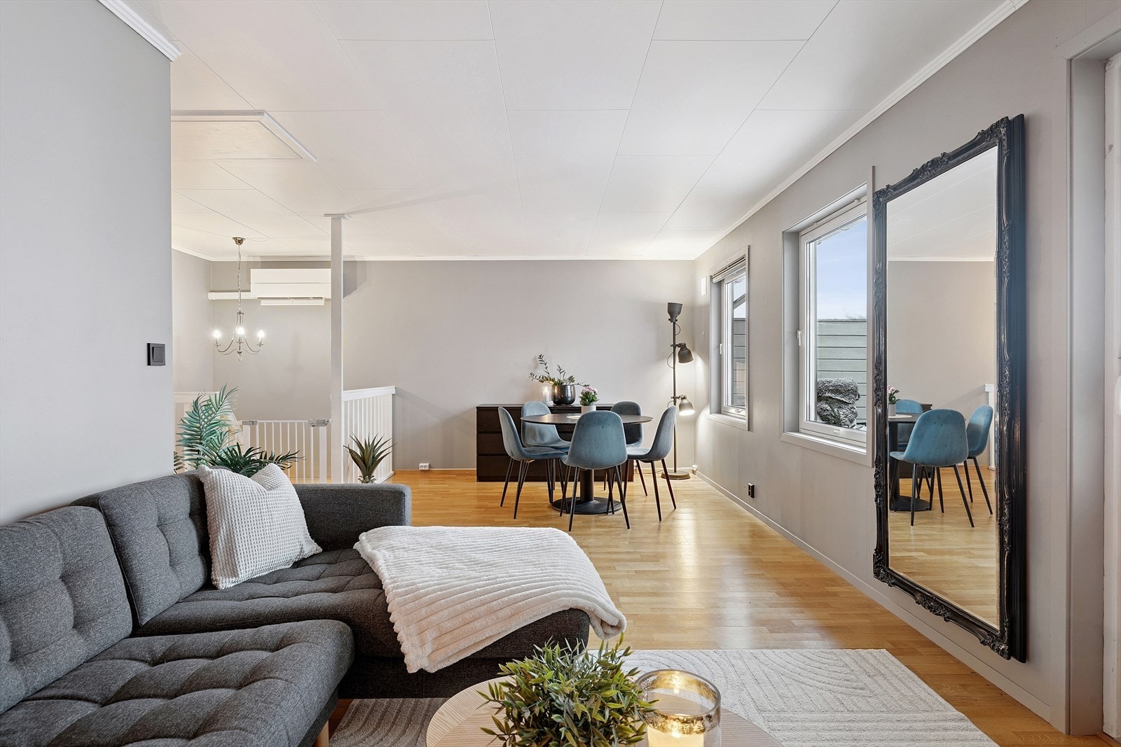 Romslig stue i hovedetasjen med god plass til både sofagruppe og spisebord. Galleribilde