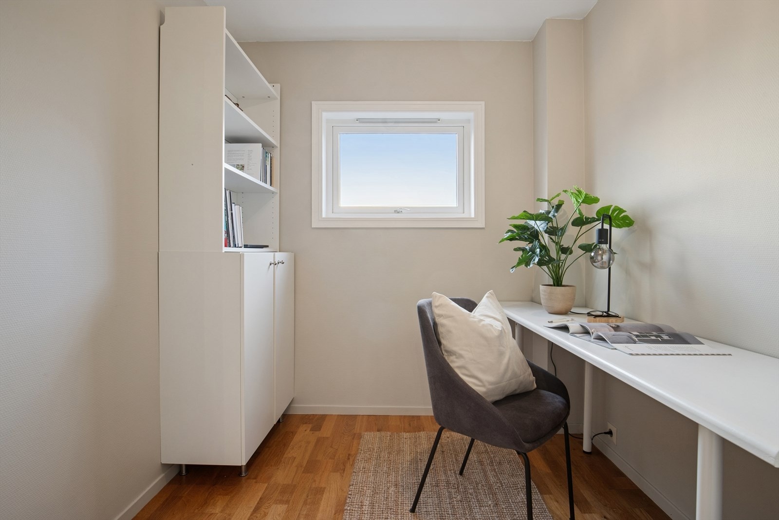 Tilleggsdel innredet som kontor - ikke bruksendret eller godkjent som rom for varig opphold. Se punkt "Ferdigattest". Galleribilde