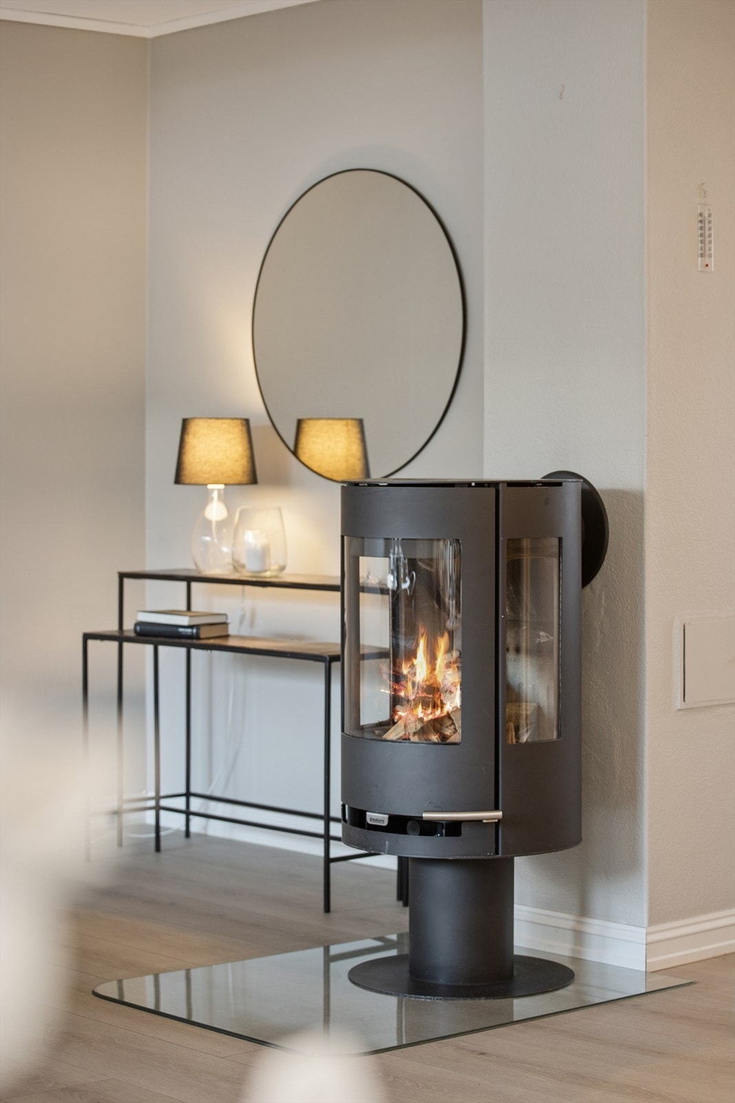 I stuen finnes både vedovn og varmepumpe. Galleribilde