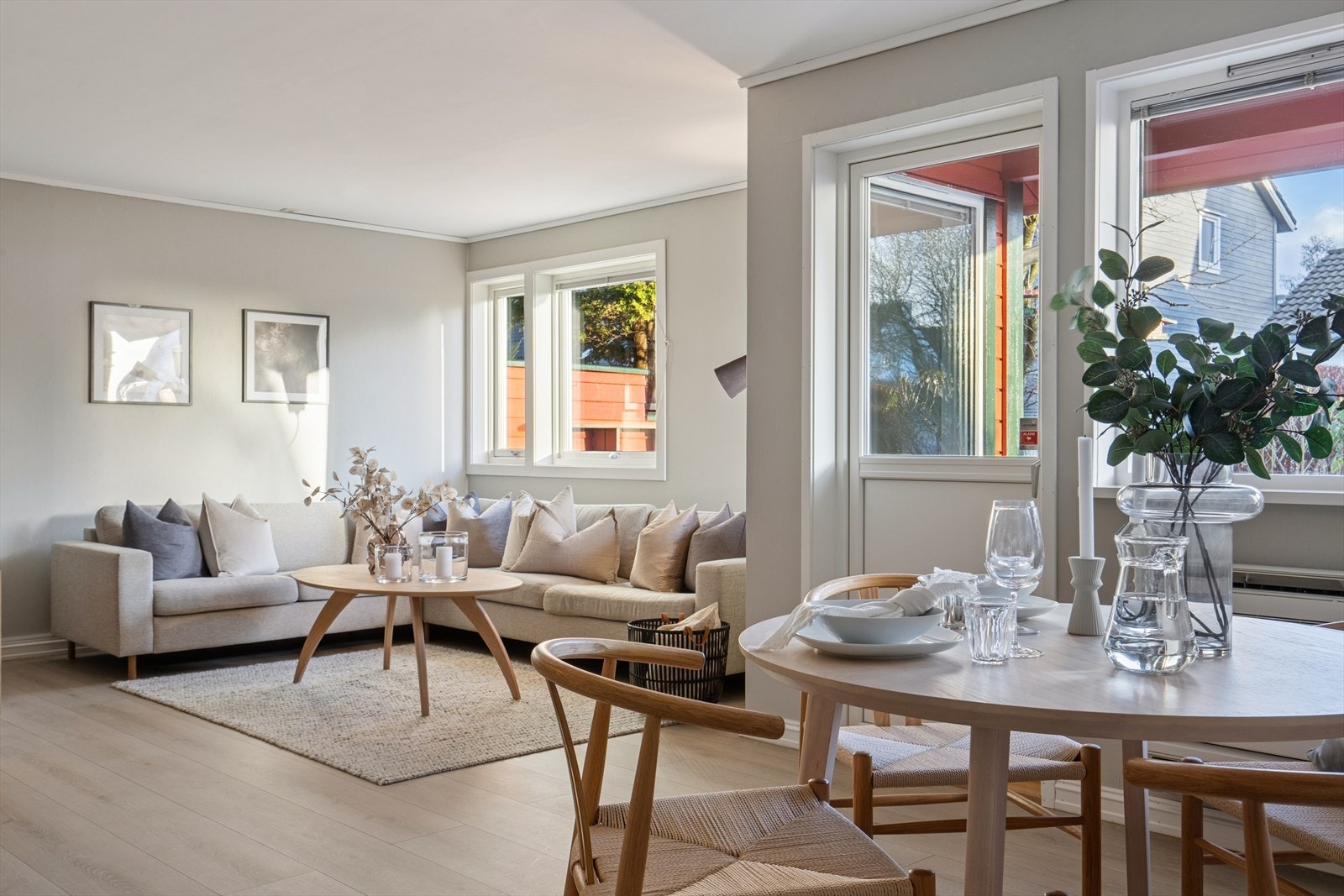 Rommet gir god plass til å innrede med både spisegrupp og sofa med tilhørende møblement. Galleribilde