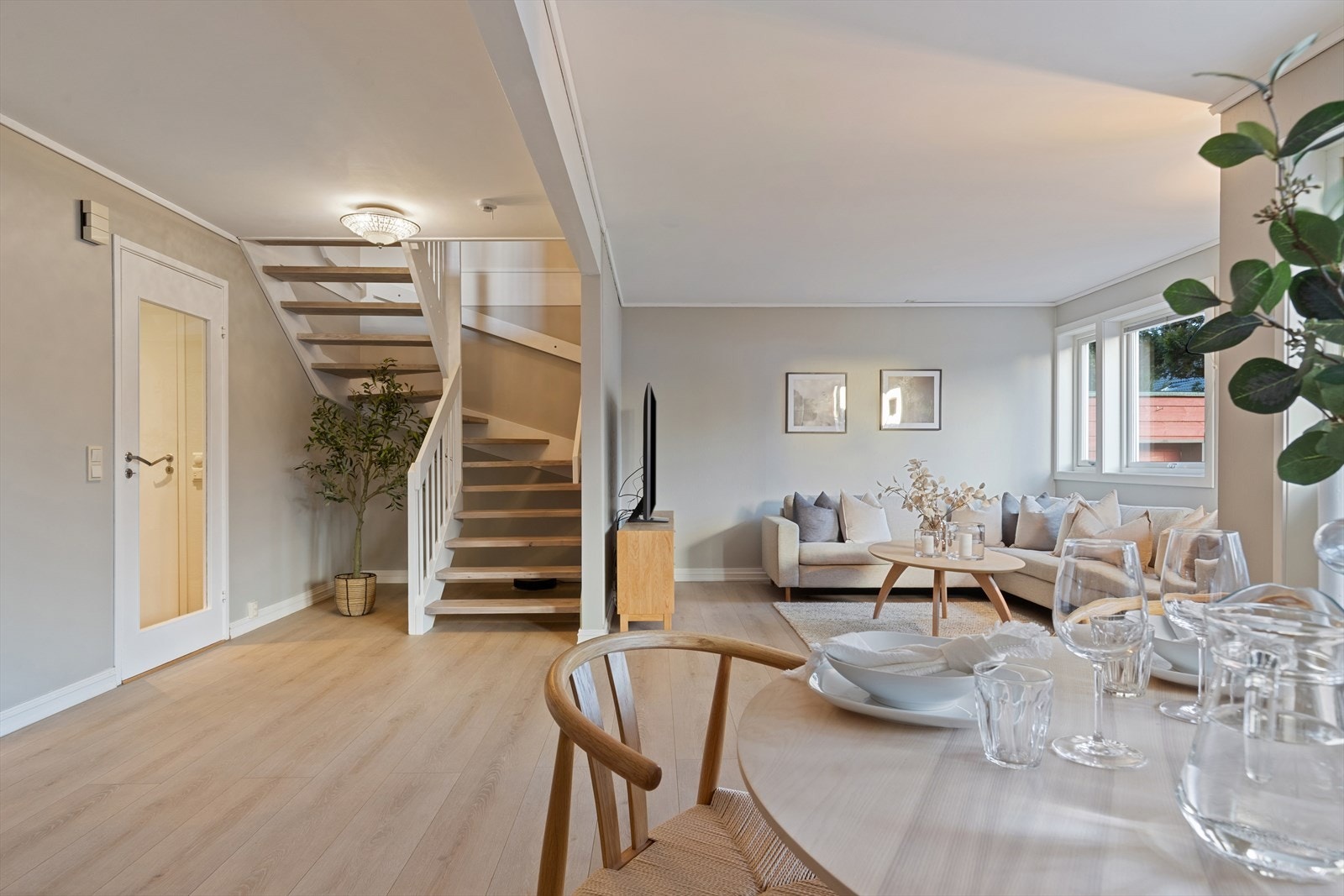 På hovedplanet har hjemmet en romslig stue med flott utførelse. Galleribilde