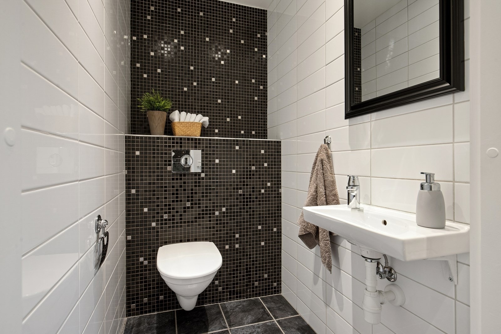 Toalettrommet i første etasje inneholder servant og vegghengt toalett. Galleribilde