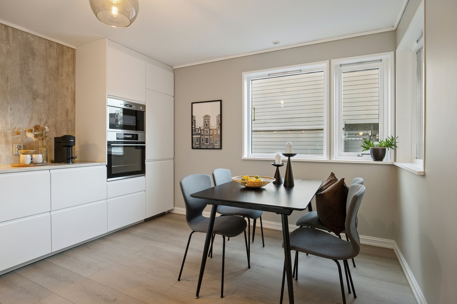 Kjøkkenet fra 2020 har innredning med glatte fronter og benkeplate i laminat. Galleribilde