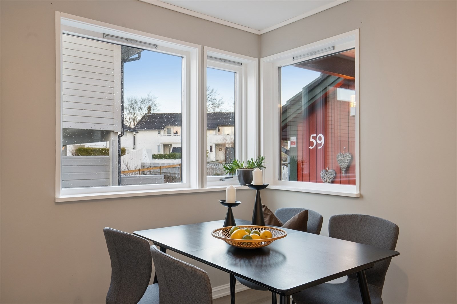 Kjøkkenområdet gir plass til å ha en hyggelig frokostgruppe. Galleribilde