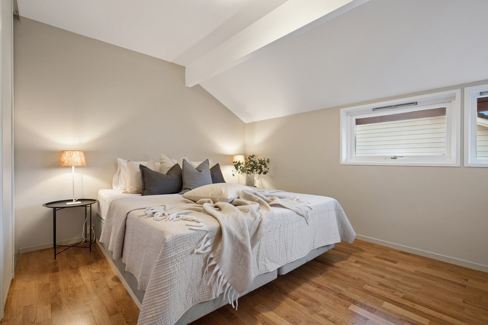 Soverommene er av god størrelse med plass til garderobe. Galleribilde