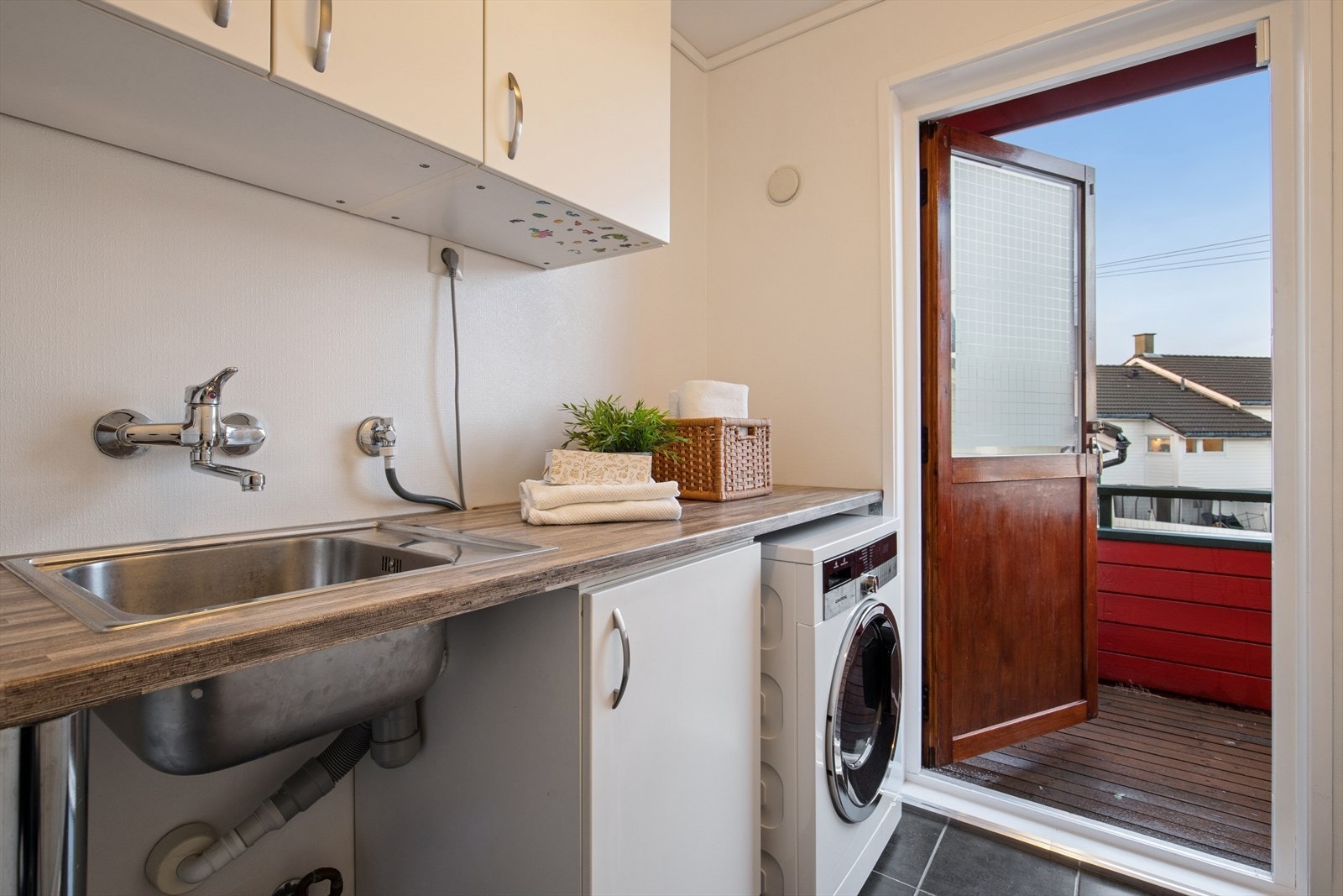 Vaskerommet har opplegg for vaskemaskin og utslagsvask. Galleribilde