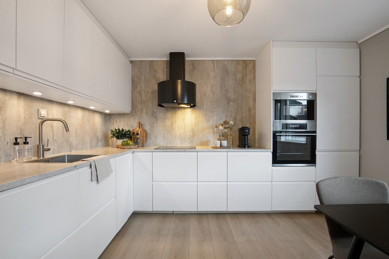 Kjøkken har både over- og underskap med belysning under overskapene. Galleribilde