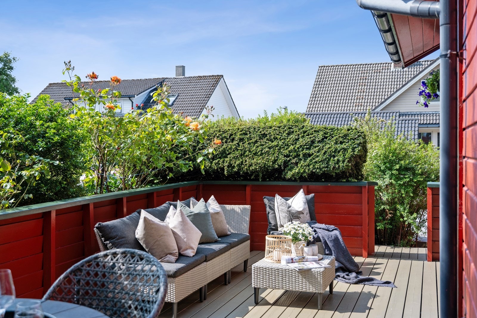 Pen opparbeidet eiendom består av diverse beplantinger og terrasseareal. Galleribilde