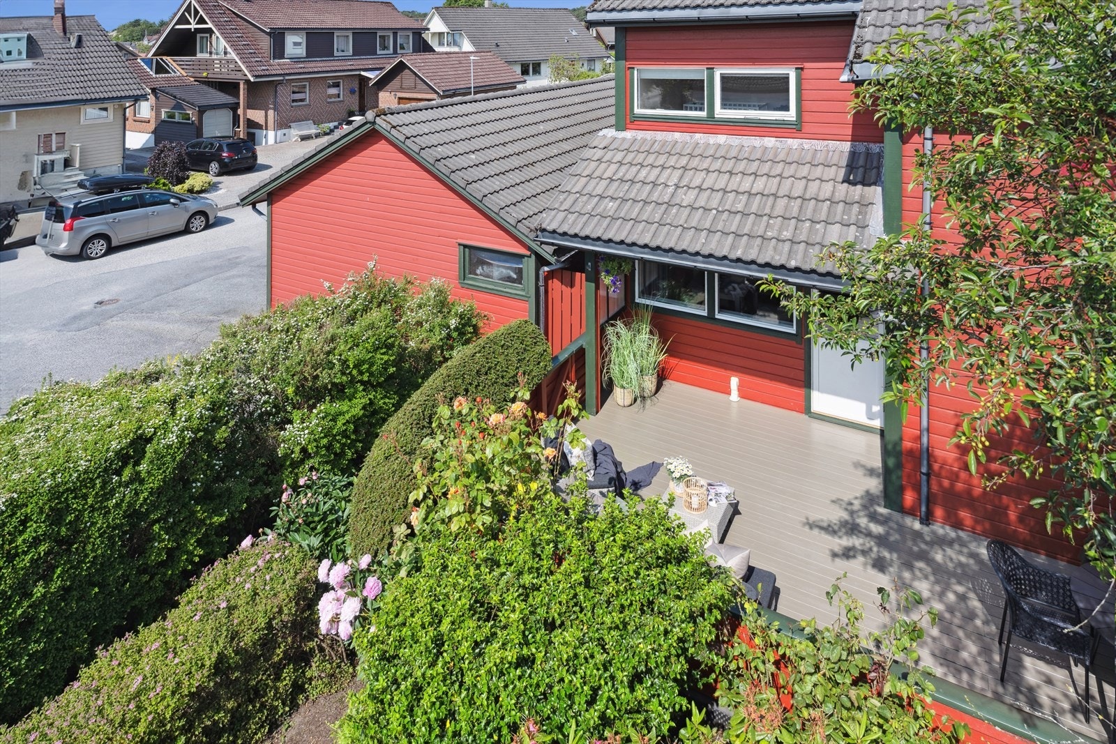 Hjemmet kan skilte med et trivelig uteområde bestående av terrasseareal. Galleribilde