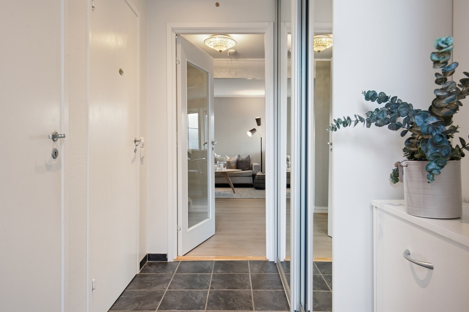 Boligen måler 122 kvm (internt bruksareal) og strekker seg over 2 plan. Galleribilde