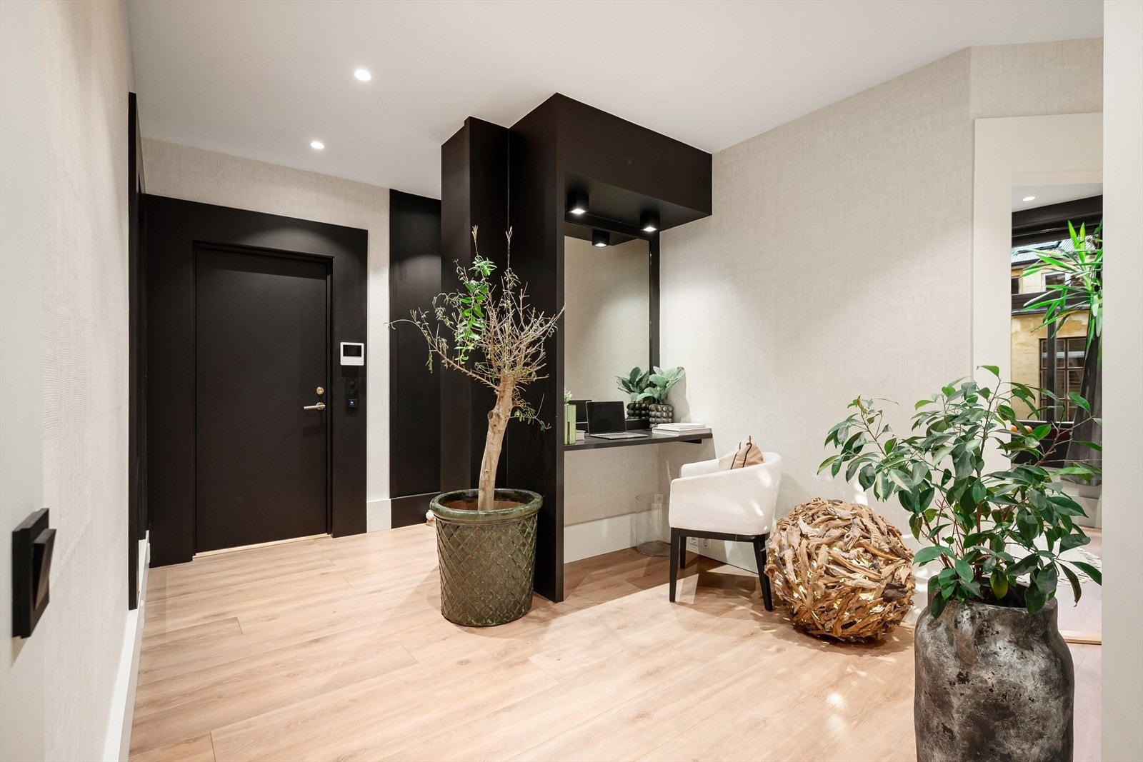 Gjennomtenkt entré med plassbygd garderobeløsning og kontorplass. Galleribilde