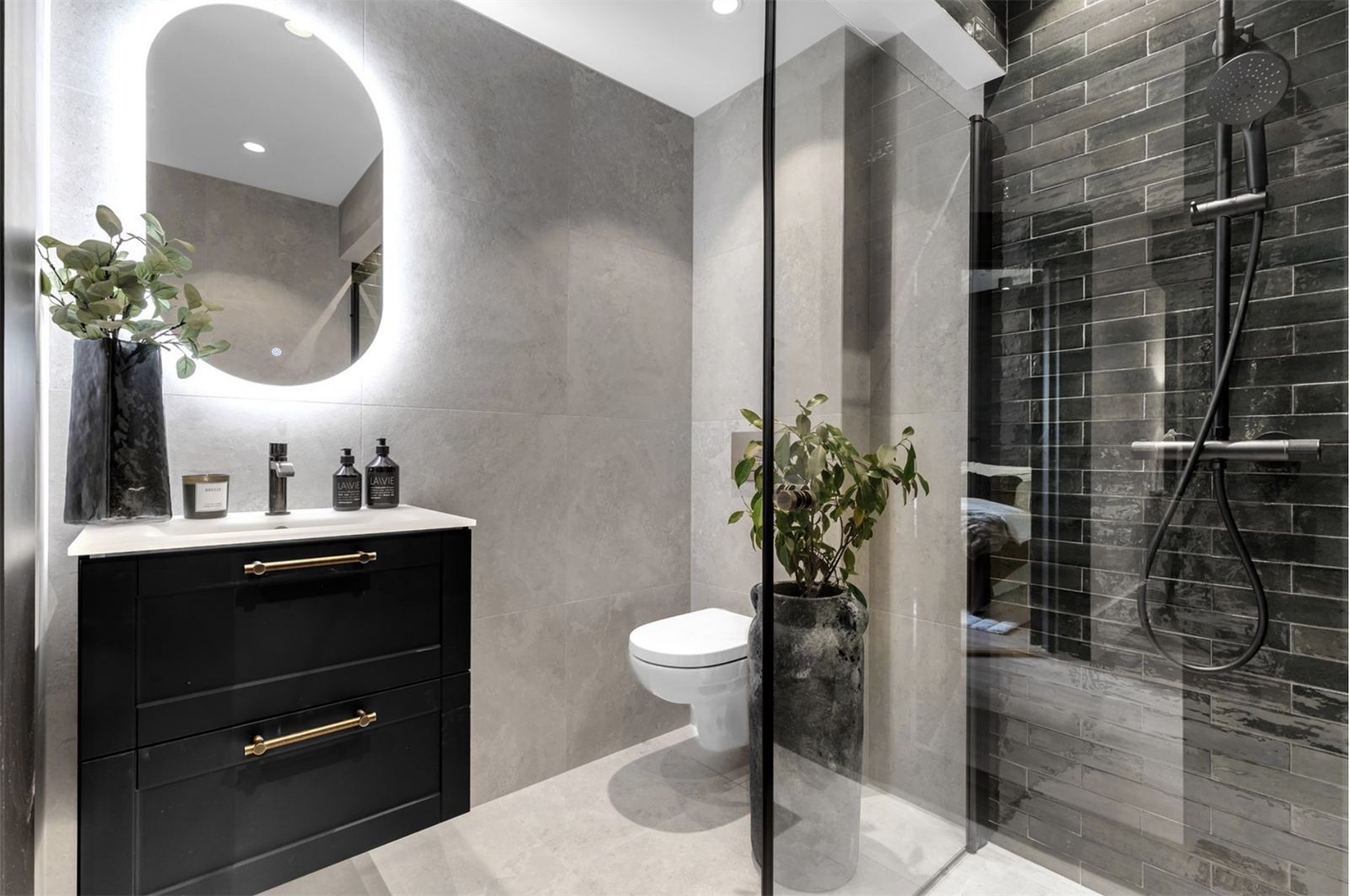 Badet består av flislagt gulv med varmekabler, flislagte vegger og malt himling. Galleribilde