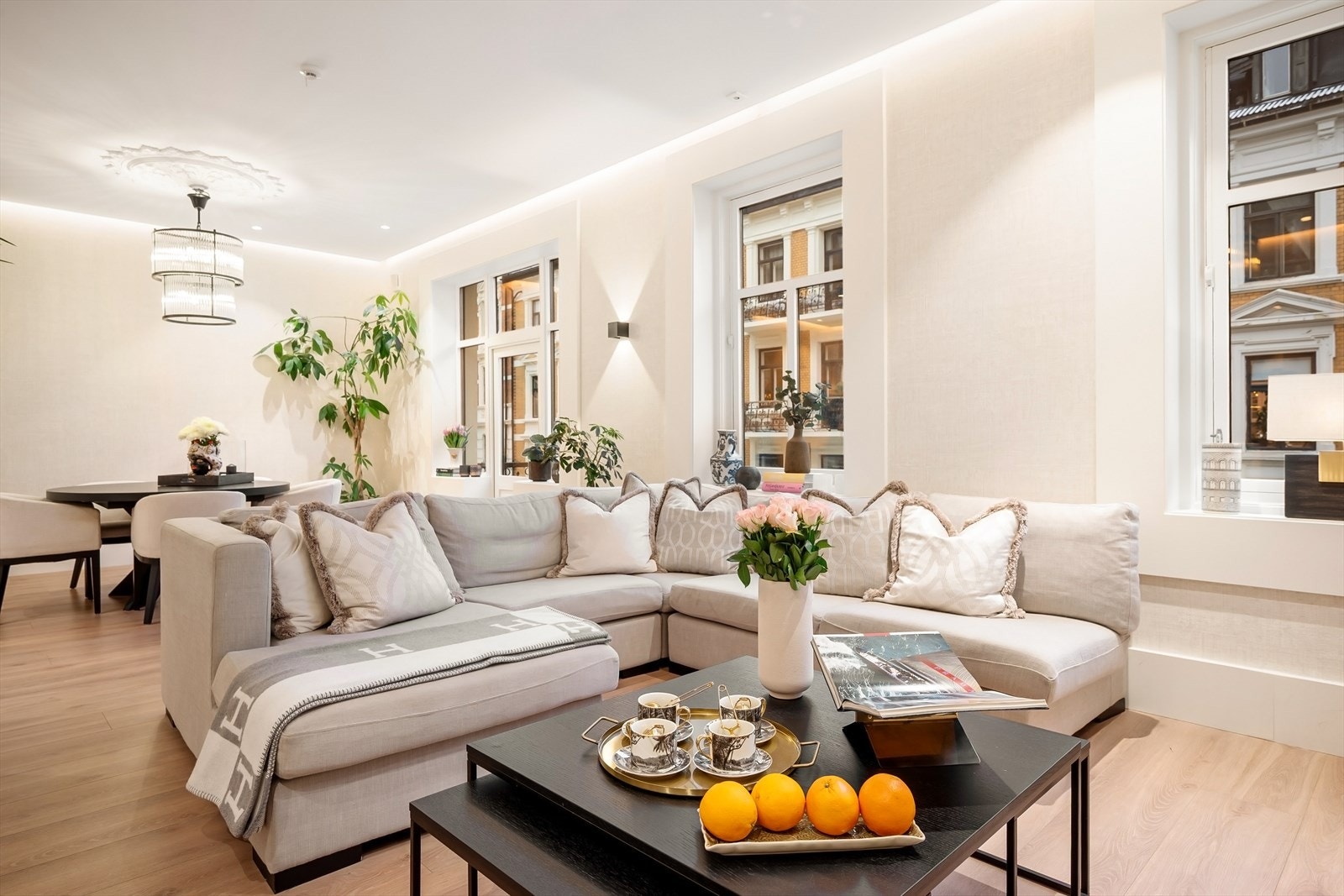 Leiligheten oppleves lys og luftig, med store vindusflater som slipper inn rikelig med naturlig lys. Galleribilde