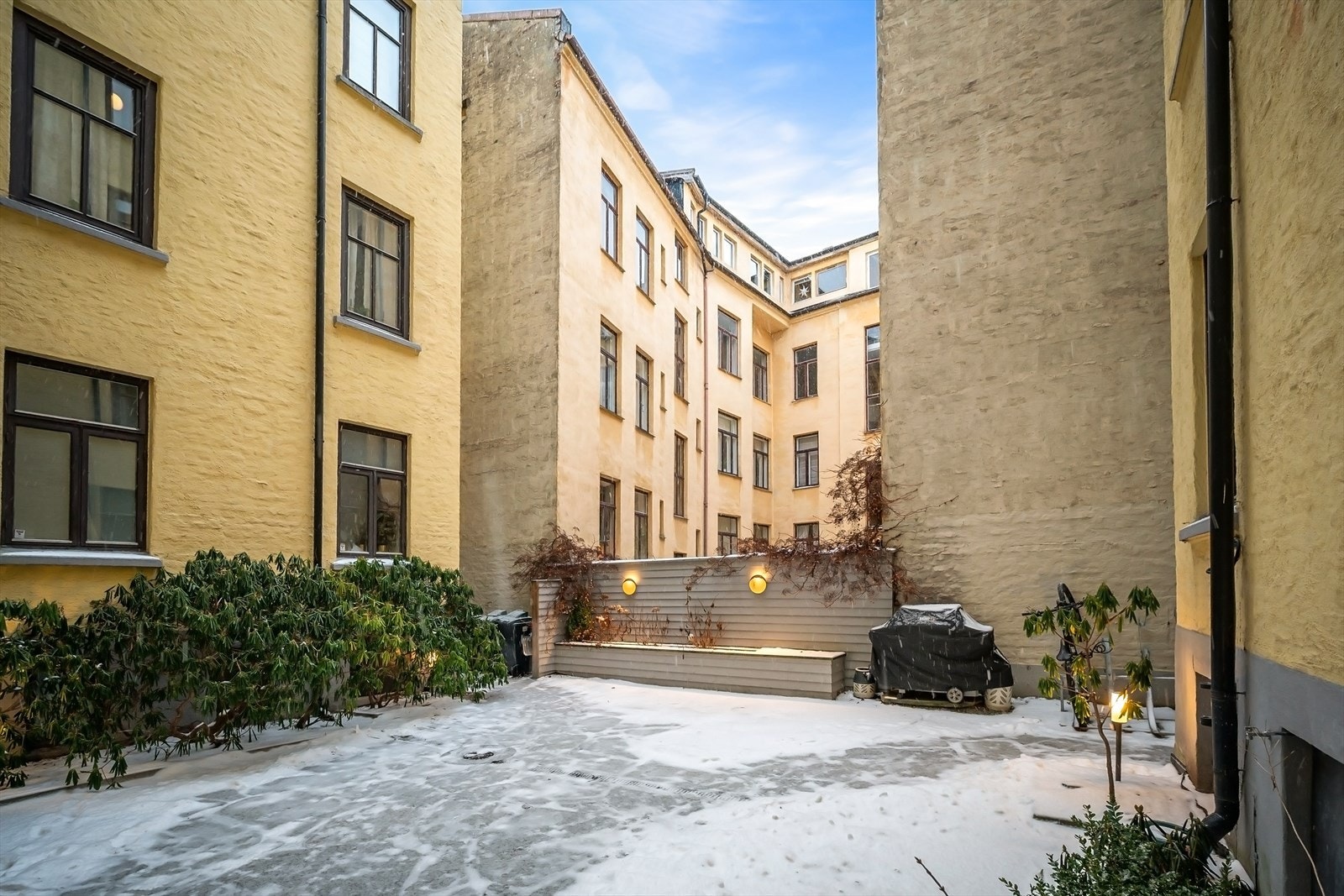 Hyggelig bakgård med plass til flere sittegrupper til glede for sameiets beboere. Galleribilde