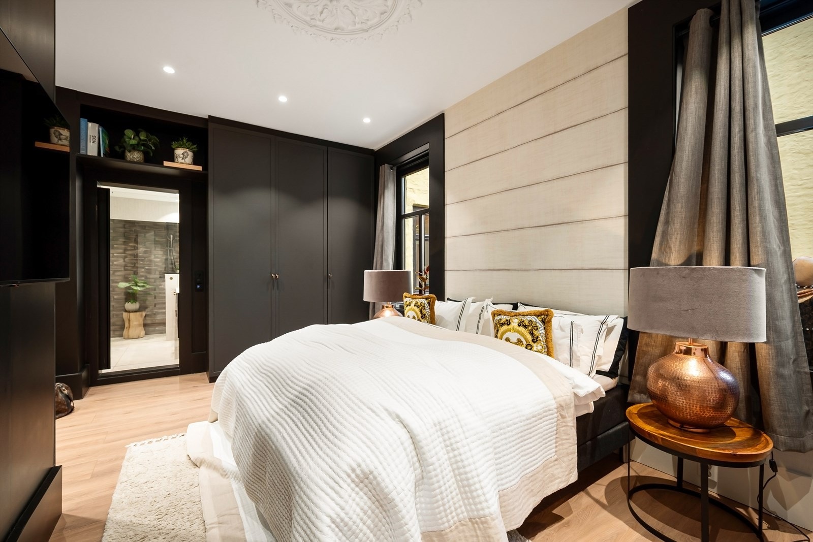 Plassbygde skap fra gulv til tak gir gode garderobeløsninger med god oppbevaringsplass. Galleribilde