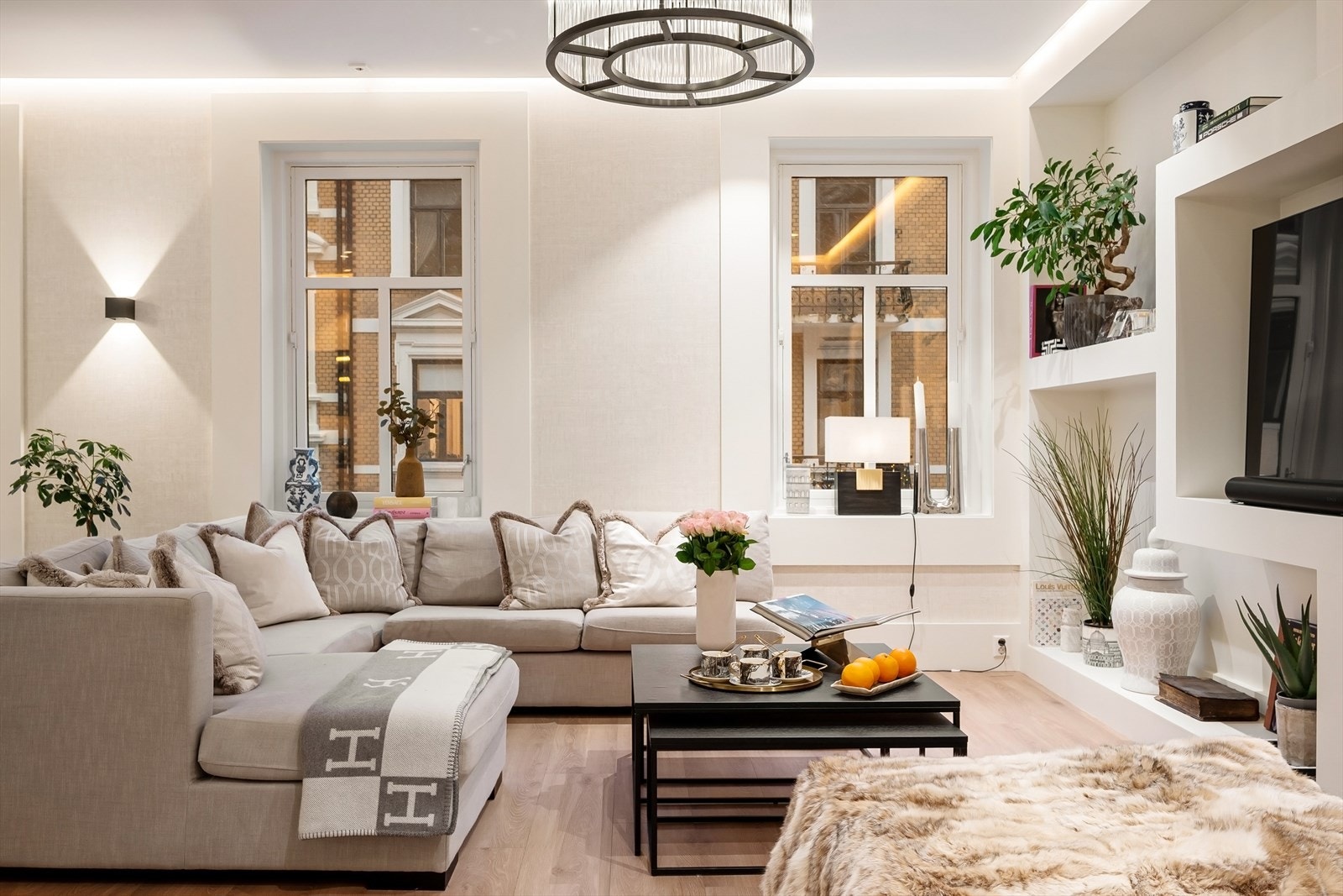 Leiligheten bærer preg av gjennomtenkte løsninger og holder en gjennomgående god standard med fokus på kvalitet og smarte innredningsløsninger. Galleribilde