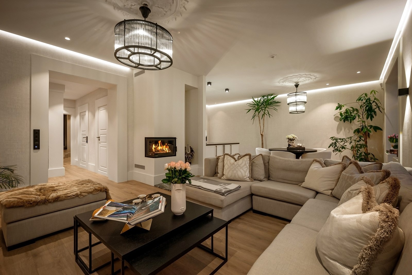 Lekre spotter med justerbare downlights i taket gir en gjennomgående og fin belysning. Galleribilde