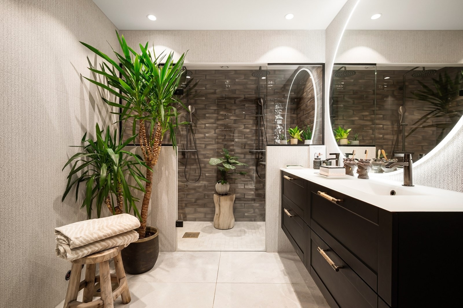 Bad med adkomst fra hovedsoverom fra 2024 med 2 regnfallsdusjer, nedsenket dusjsone, innredning med malte fronter og speil med lys i rommet. Mekanisk avtrekk over himling. Galleribilde