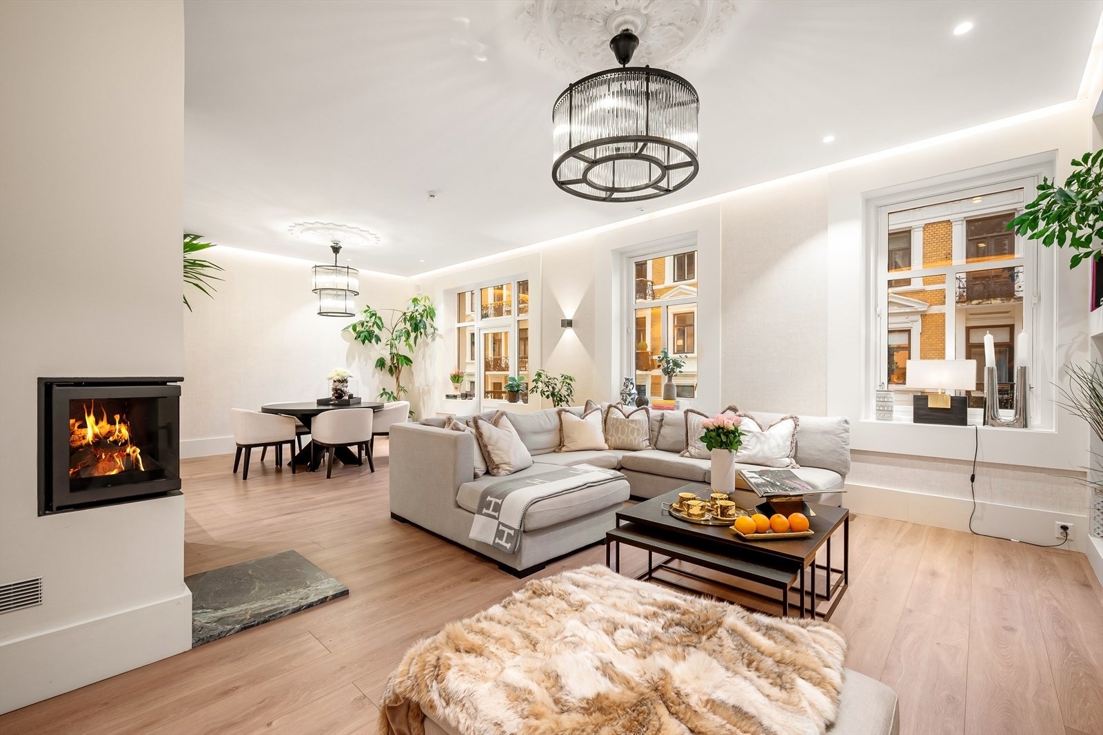 En nyoppusset, klassisk og gjennomgående selveierleilighet med ettertraktet beliggenhet, svært sentralt, men rolig, midt på Frogner. Galleribilde