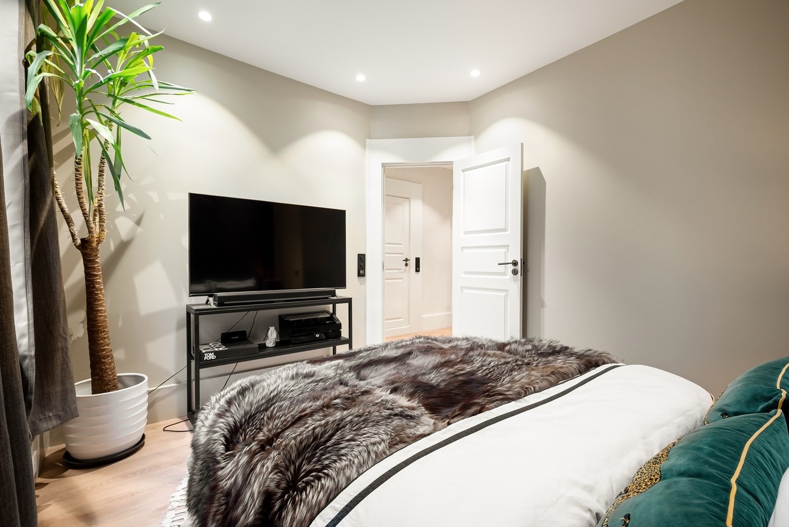 Soverommet oppleves romslig med lyse overflater. Galleribilde