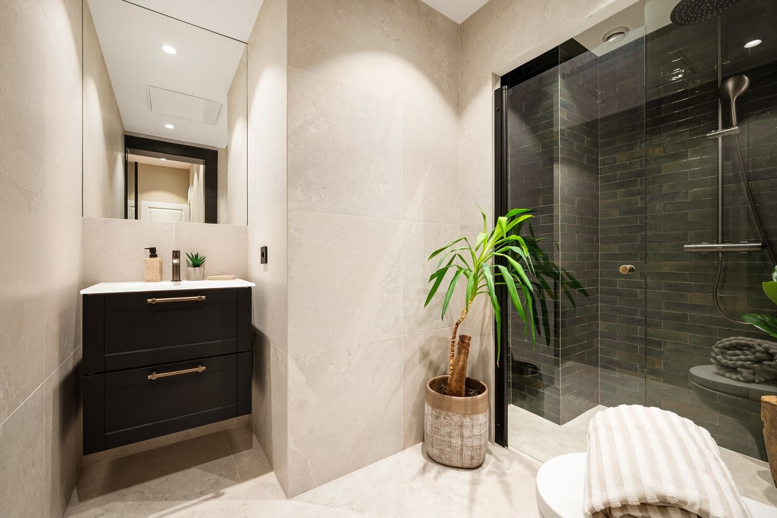 Bad 3 med adkomst fra soverom 3 fra 2024 med dusj, veggmontert wc, servant og elektrisk håndkletørker. Mekanisk avtrekk over himling. Galleribilde