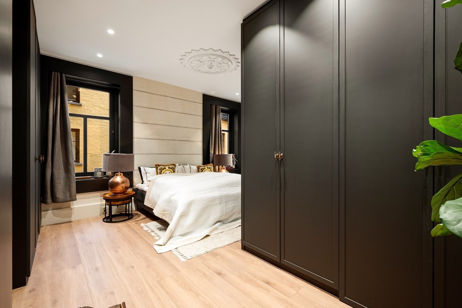 Romslig hovedsoverom med walk-in og bad en-suite. Her er det god plass til dobbeltseng og tilhørende møblement. Galleribilde