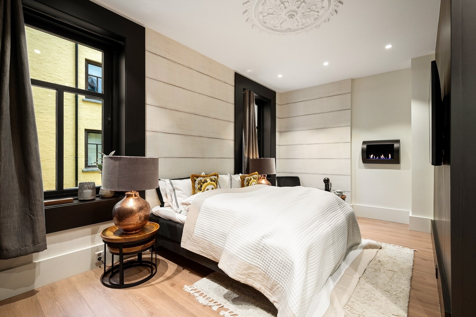 Soverommet vender mot rolig bakgård og har store vindusflater som gir behagelig dagslys. Galleribilde