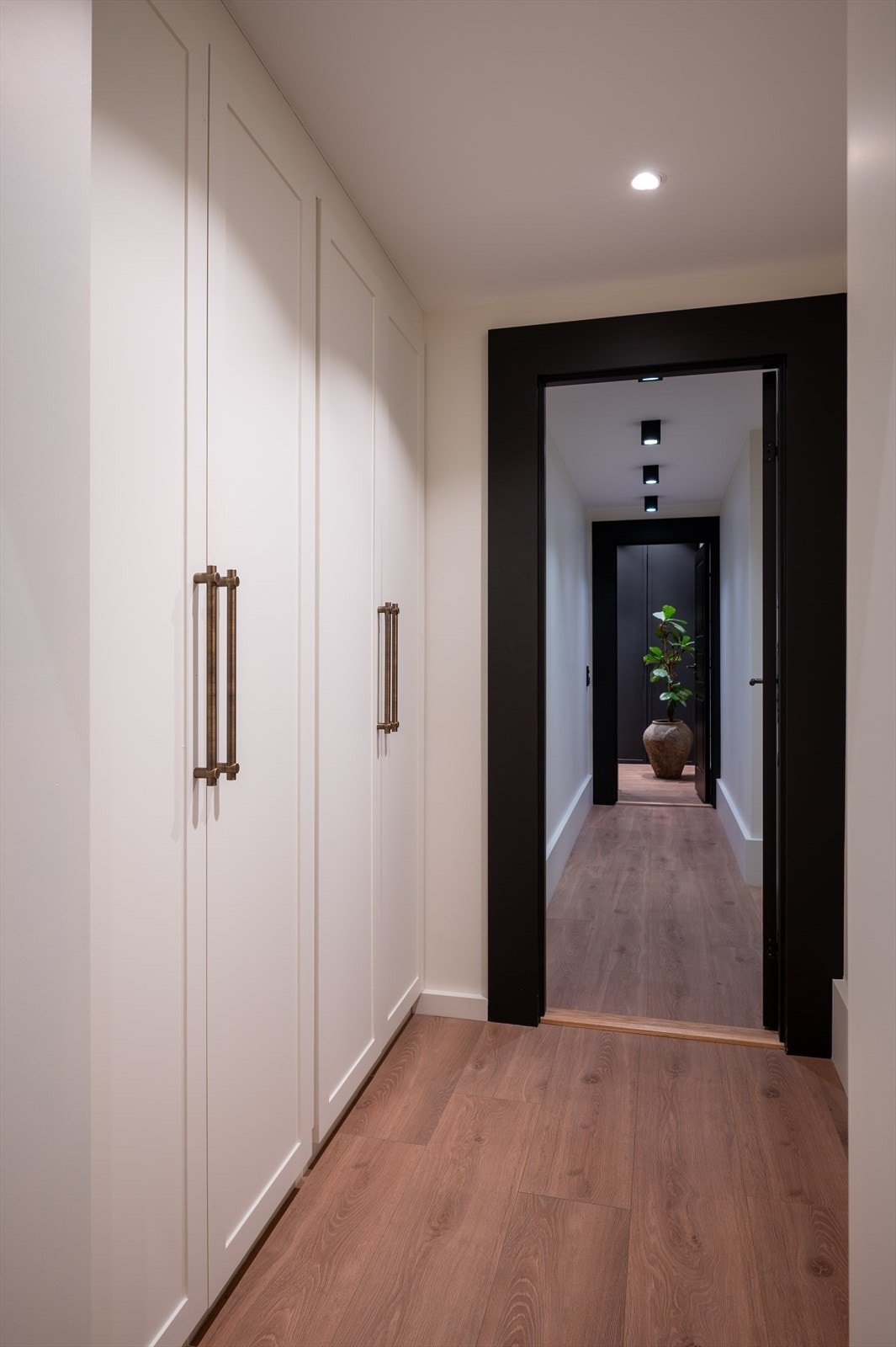 Mellomgang med god skap- og oppbevaringsplass. Galleribilde