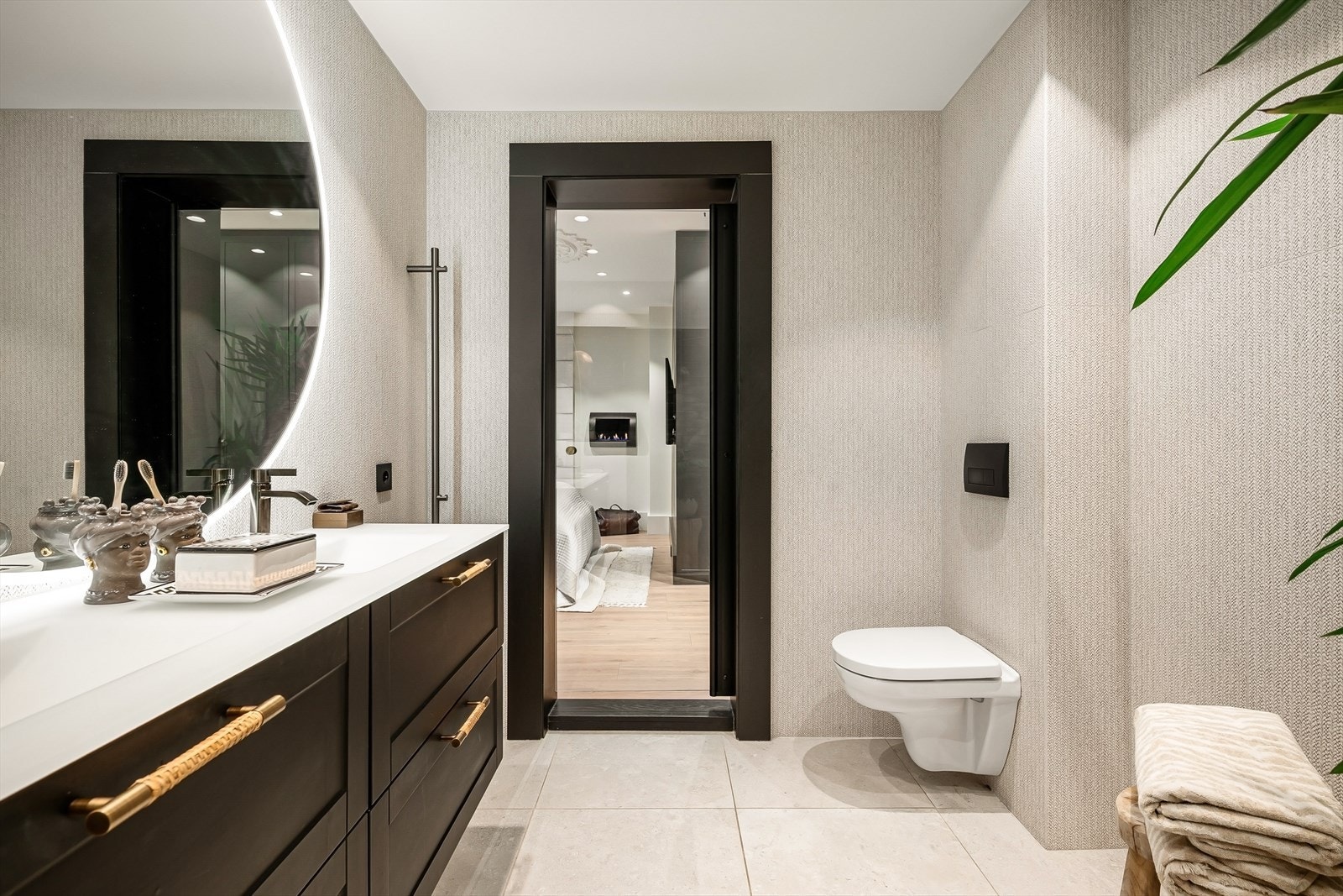 Badet består av flislagt gulv med varmekabler, flislagte vegger og malt himling. Galleribilde