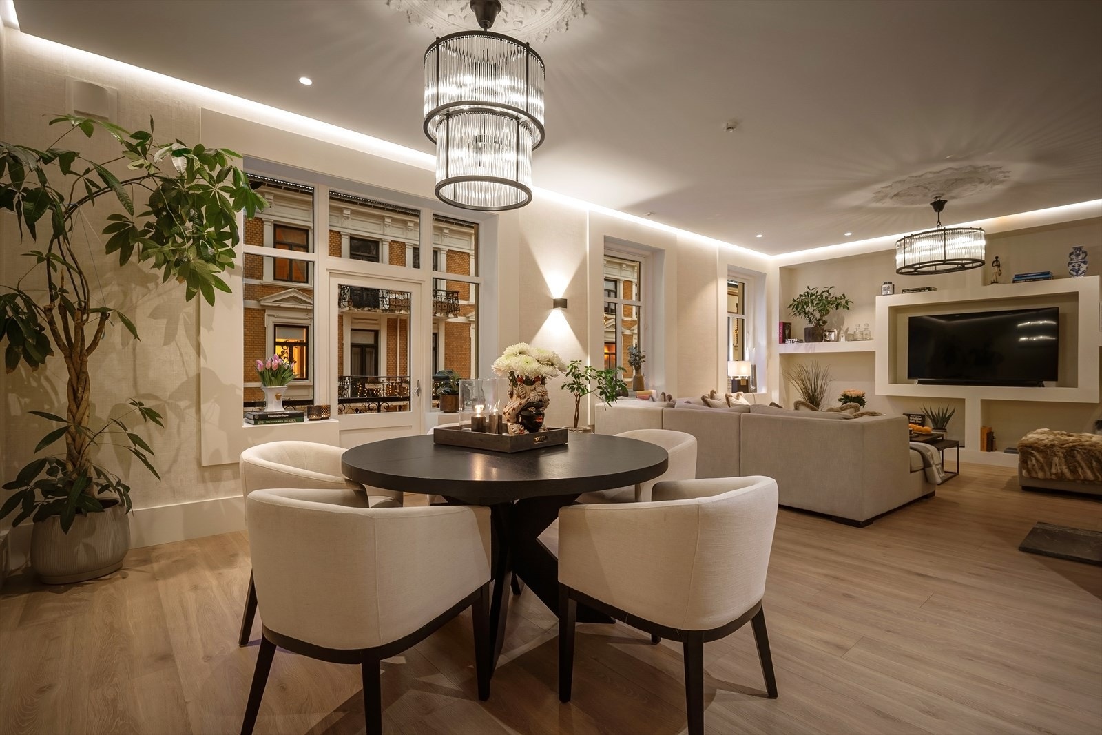 Det er utgang til balkong fra stue/spisestue. Galleribilde