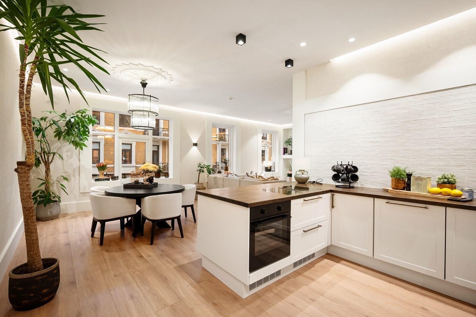 Åpen stue- og kjøkkenløsning gir en romslig og sosial følelse. Galleribilde