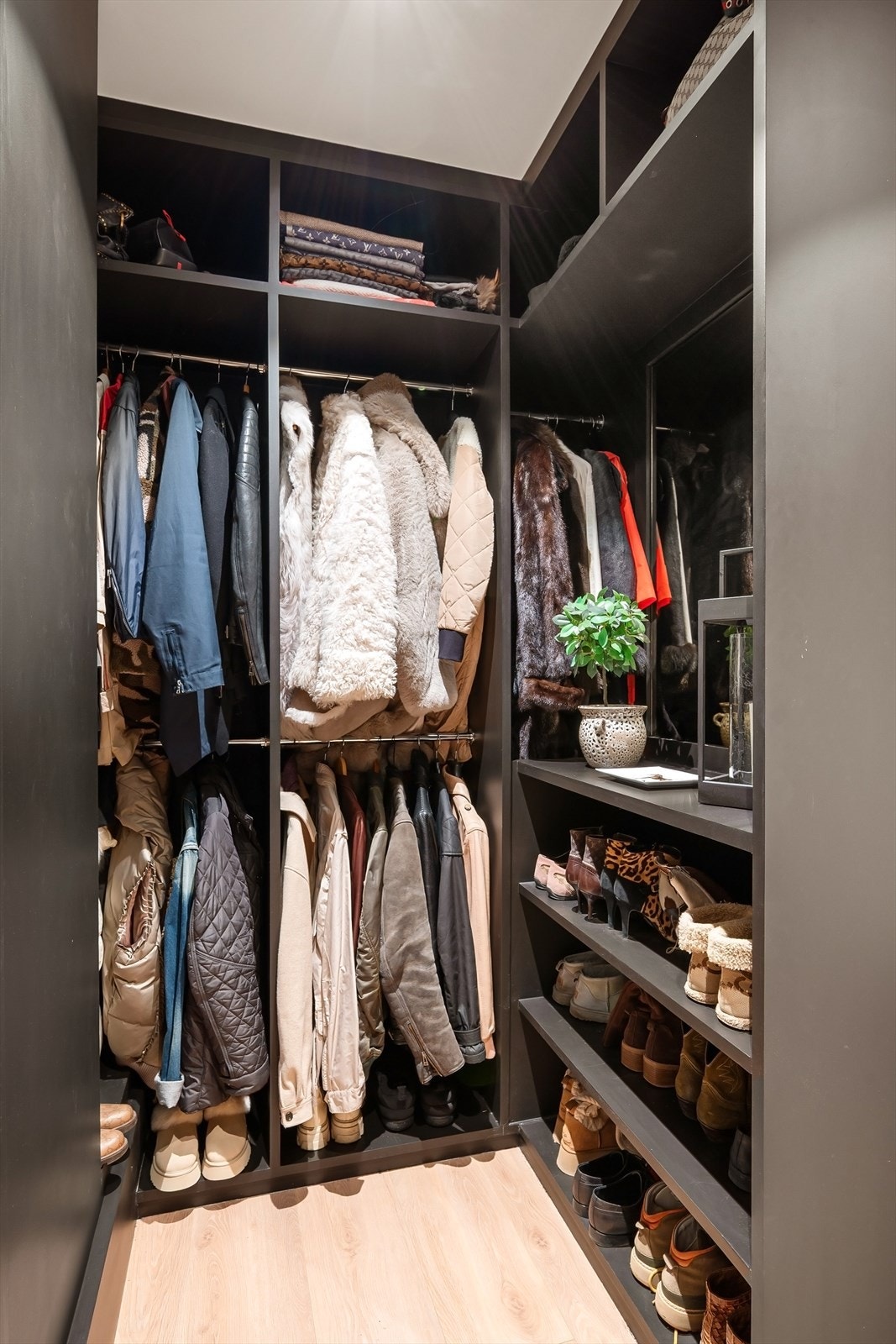 Plassbygd garderobe i entré. Galleribilde