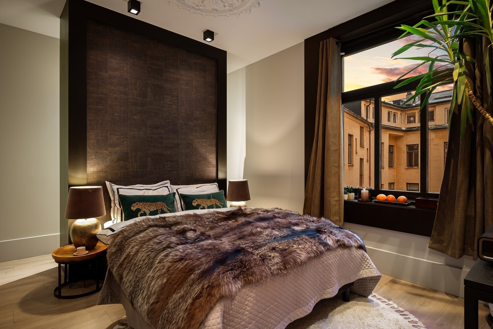 Soverom 2 av god størrelse, med god plass til dobbeltseng og tilhørende møblement. Galleribilde