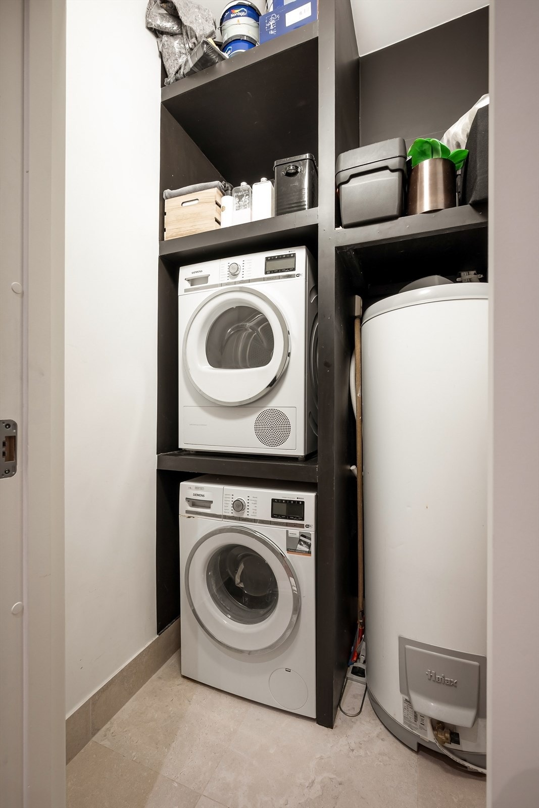 Bod med opplegg for vask/tørk, varmtvannsbereder på 300 liter og mekanisk avtrekk. Galleribilde