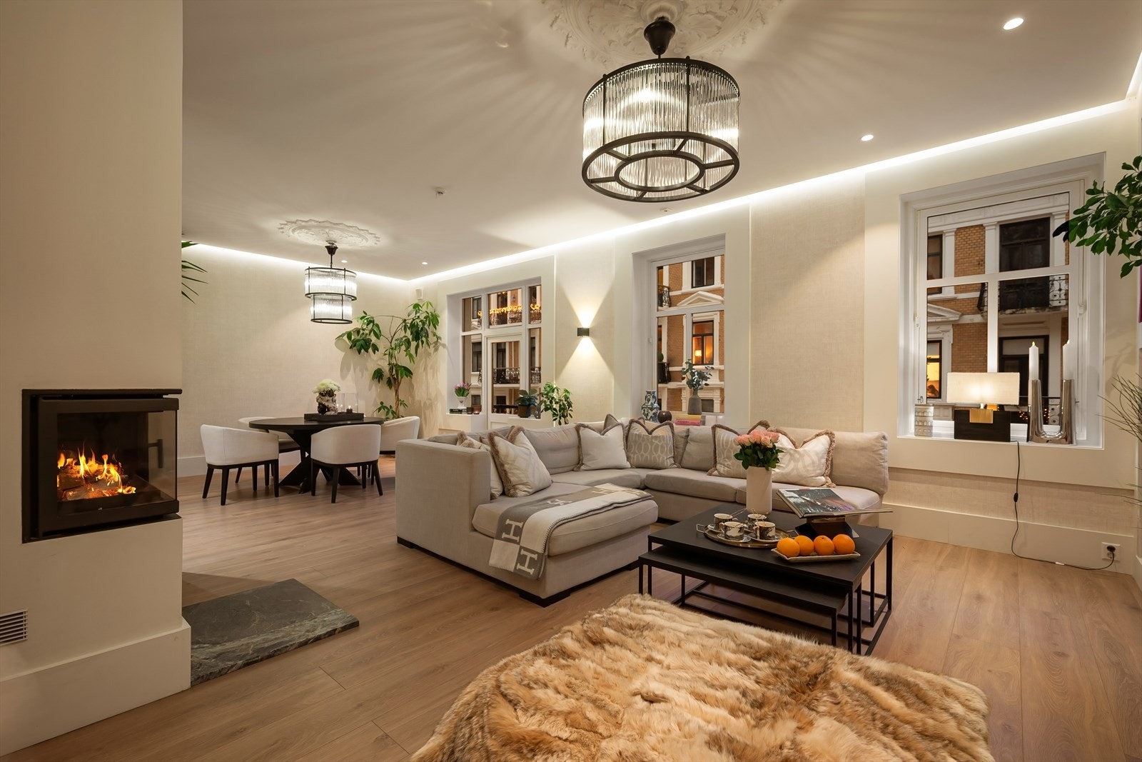 Den store og åpne stuen byr på rikelig med plass til flere soner. Perfekt for hyggelige kvelder med familie og venner. Galleribilde