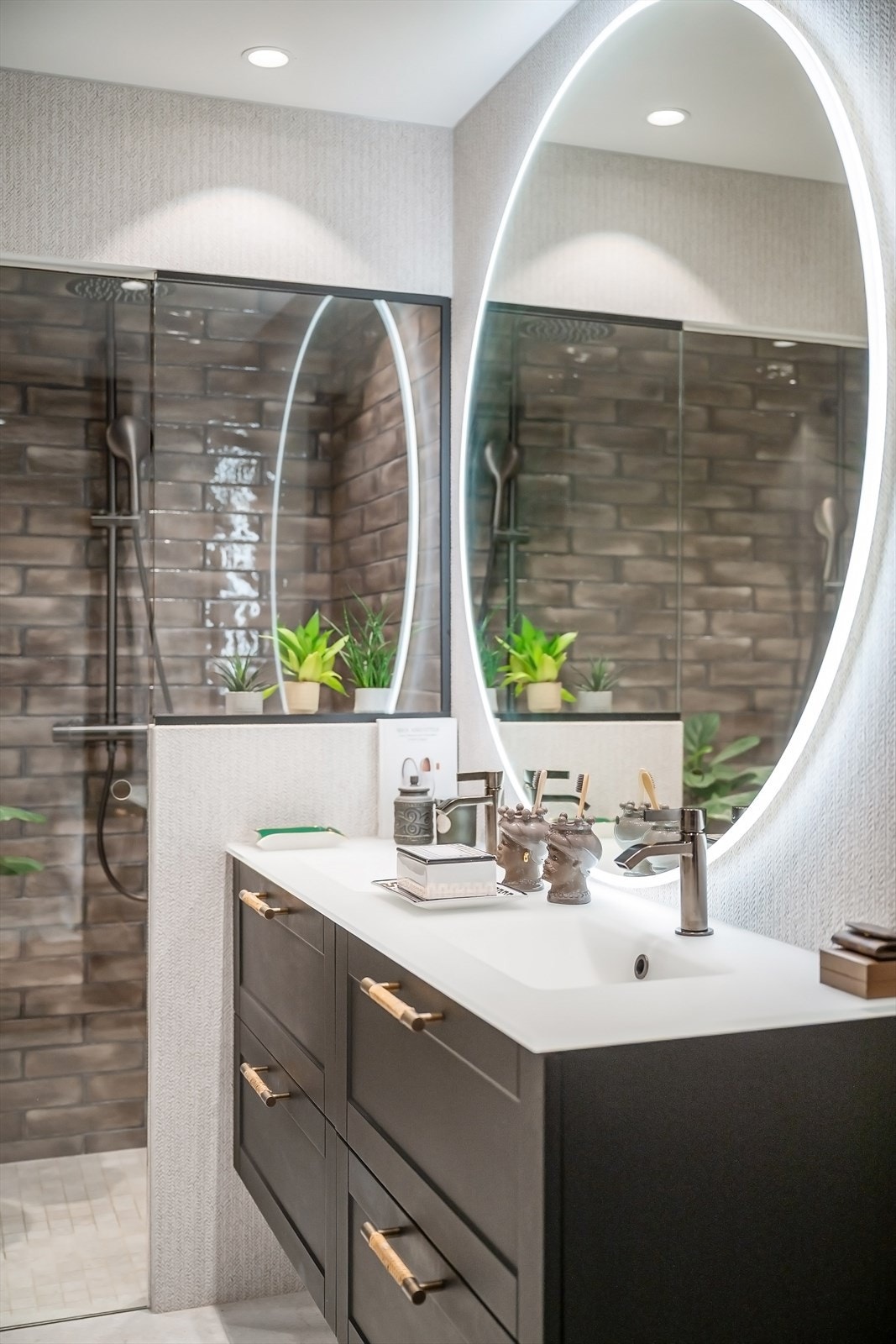 Veggmontert WC, 2 servanter og elektrisk håndkletørker. Galleribilde