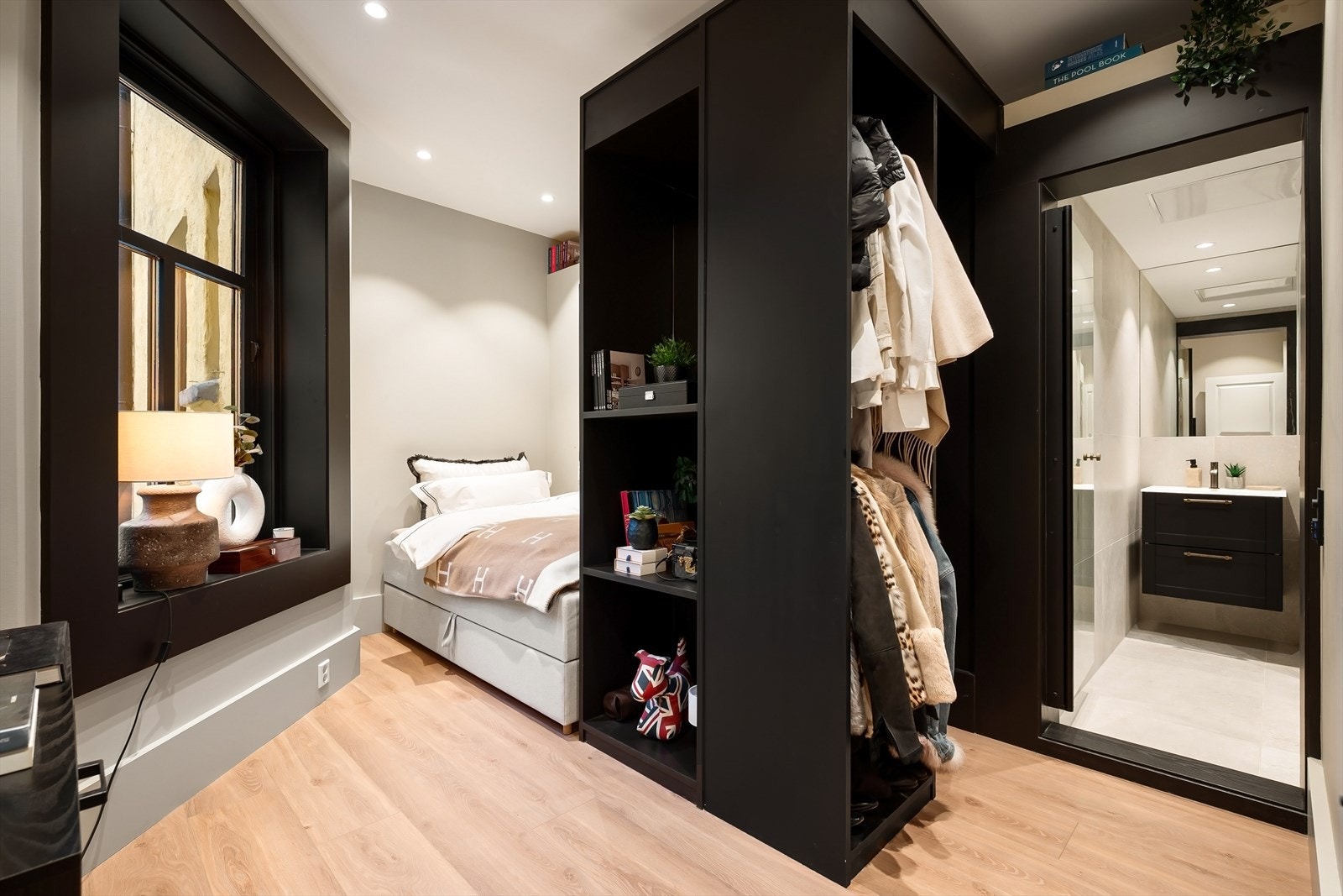 Soverom 3 med en areal effektiv løsning, godt med garderobeplass og bad en-suite. Galleribilde